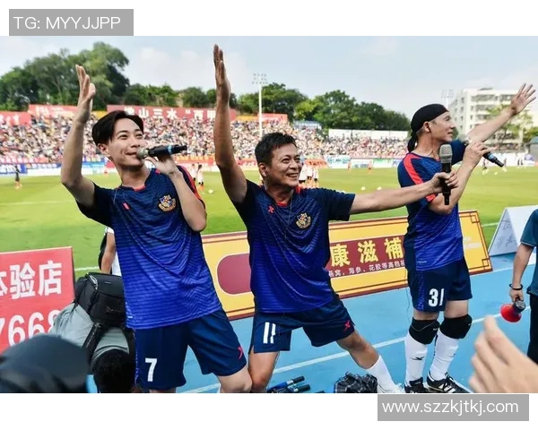 粉丝偶遇足球球星激动合影现场氛围温馨感动瞬间