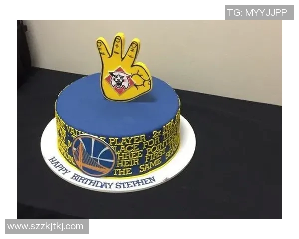 足球球星亲手制作个性蛋糕 甜蜜与足球激情的完美融合