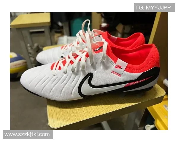 穿越十年磨砺的荣耀与坚持 足球鞋见证球星成长的传奇历程 穿越十年磨砺的荣耀与坚持 足球鞋见证球星成长的传奇历程